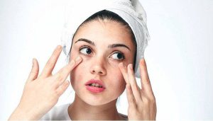 بررسی نوع پوست صورت مقابل آینه در خانه